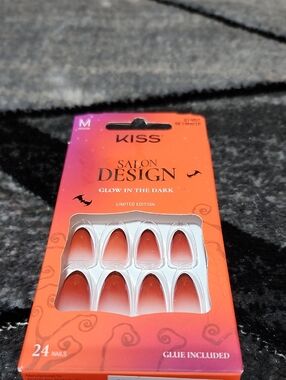 KISS LIMITED EDITION GLOW-IN-DARK OMBRE/GRADIENT MEDIUM ALMOND SHAPE NAILS